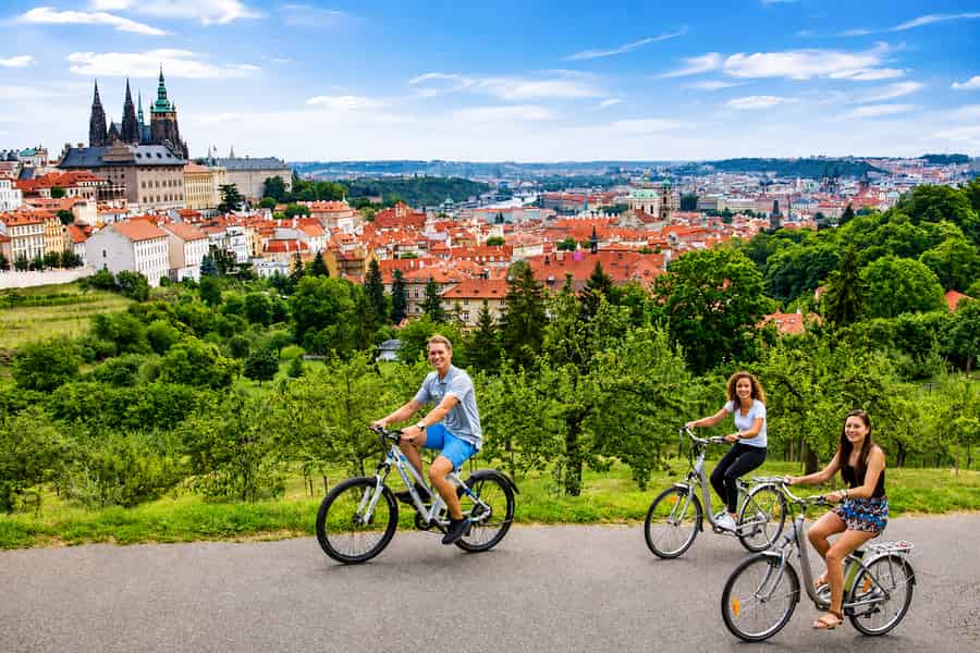 Prag: Fahrrad- oder E-Bike-Stadtrundfahrt mit einem lokalen Guide. Foto: GetYourGuide Prag: Fahrrad- oder E-Bike-Stadtrundfahrt mit einem lokalen Guide. Foto: GetYourGuide