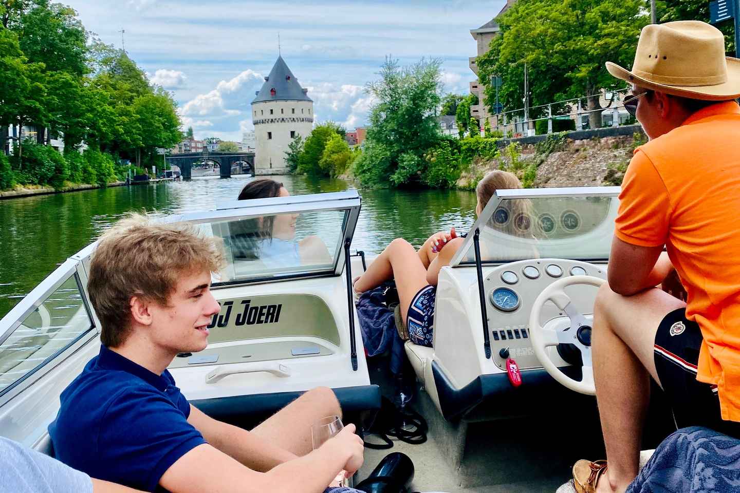 Kortrijk: Bootsfahrt mit DJ Joeri (Schnellboot - geführte Tour)