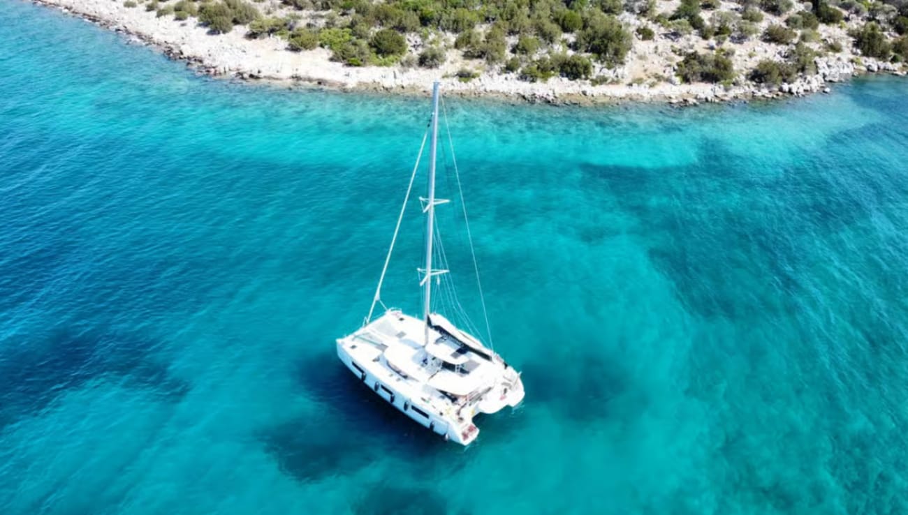 Athen: Private Katamaranfahrt mit Essen, Getränken und Crew