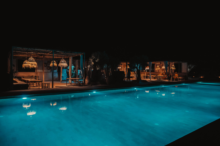 Marrakech: Agafay Desert Inara Camp Pool Day Pass con Cena