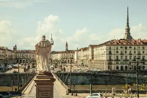 From Milan: discover the Royal Palace of Turin and the Kings of Italy