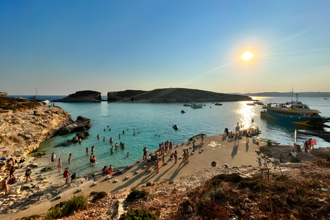 傍晚双体船渡轮巡游至蓝泻湖傍晚双体船巡游蓝泻湖