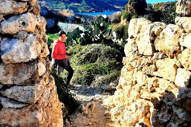 Gozo Unveiled: Guided Hiking Tour with Bouldering