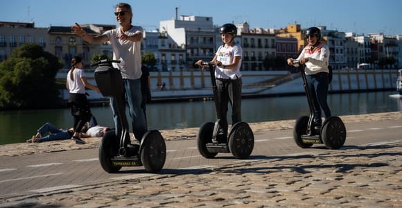 Sevilla Stadtführung: 90-minütige Segway-Tour am Flussufer