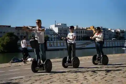 Byrundvisning i Sevilla: 90 minutters Segway-tur ved floden