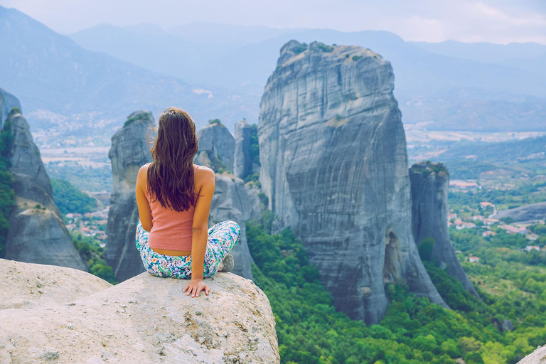 Atenas: Mosteiros e cavernas de Meteora: viagem de 1 dia e opção de almoçoTour compartilhado em pequenos grupos com traslado de ônibus