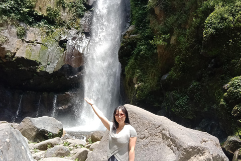 Yogyakarta; cascada y arrozales en terrazas