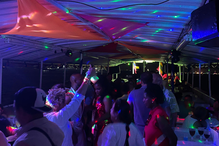 Carthagène : excursion en bateau de nuit avec dîner et open barCARTAGENA : Excursion en bateau de nuit blanche avec dîner et open bar