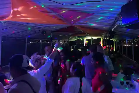 Cartagena: Tour noche blanca en barco con cena y barra libre