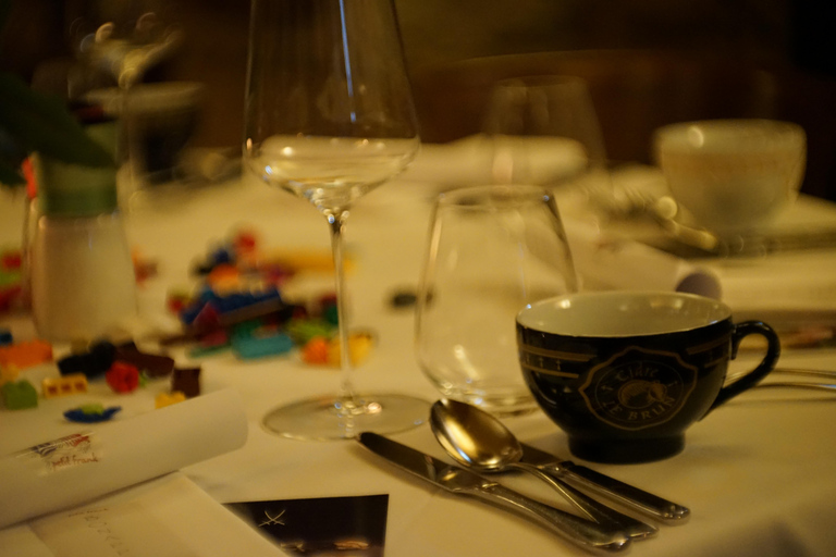 عشاء رومانسي على ضوء الشموع مع كريمون، 5 أطباق مع النبيذتناول الطعام