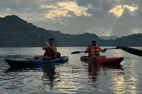 San Salvador: Wycieczka kajakowa o wschodzie słońca po jeziorze Ilopango z odbiorem
