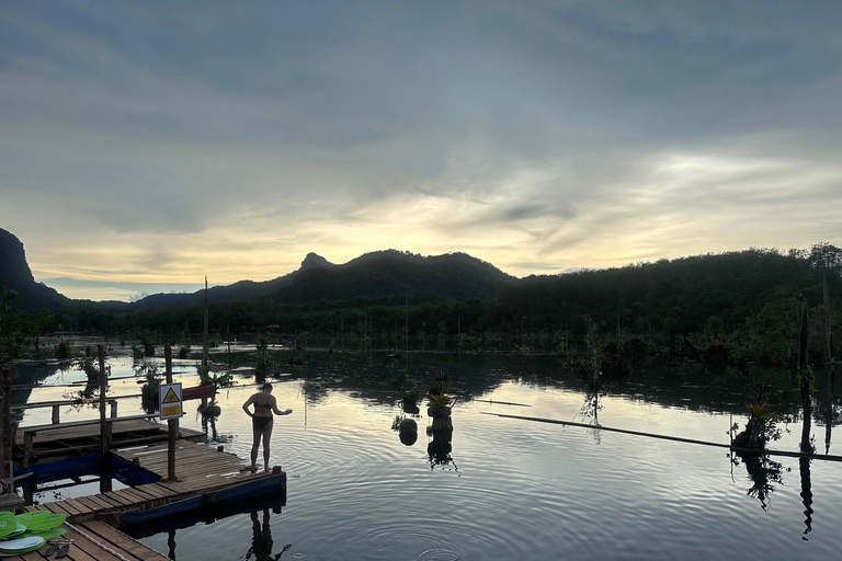 Krabi: Mirador Klong Root Kayak,Alimentación de Peces y másPrograma B: Kayak, plantación de caucho y alimentación de elefantes