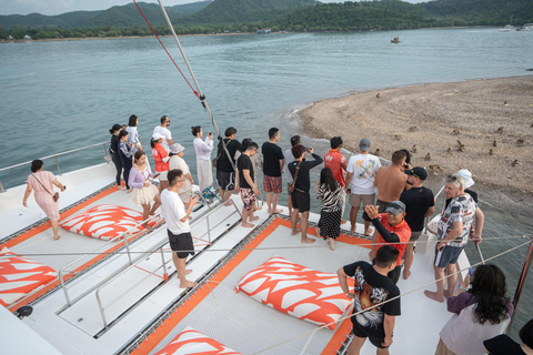Pattaya : circuit d&#039;une journée dans les 3 îles en catamaran avec fêtePattaya : excursion d&#039;une journée sur le bateau pirate Black Pearl avec soirée DJ