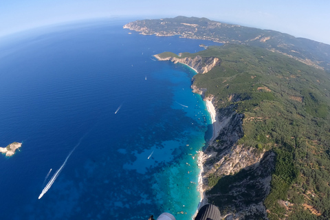 De Parelia: Voo de paramotor sobre a costa de CorfuVoo de paramotor sobre a costa oeste de Corfu