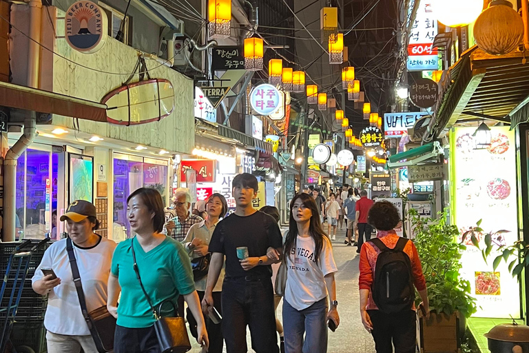 Caminhada noturna na fortaleza e lanche em um mercado local