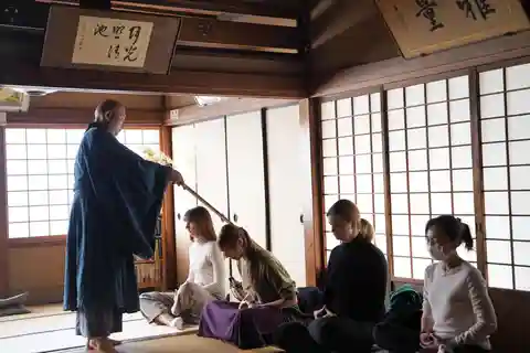 金龍寺での座禅と浅草散策ツアー