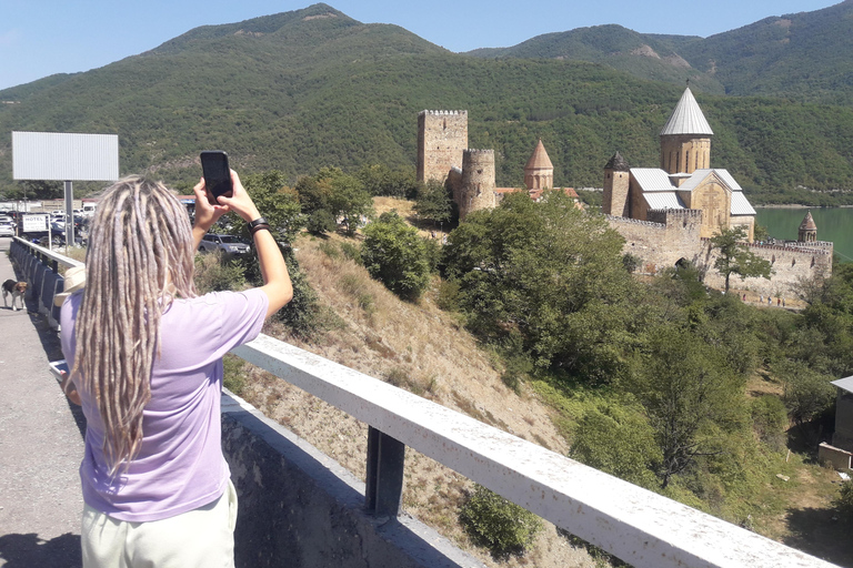 Tour privado de día completo a las montañas de Gudauri y Kazbegi