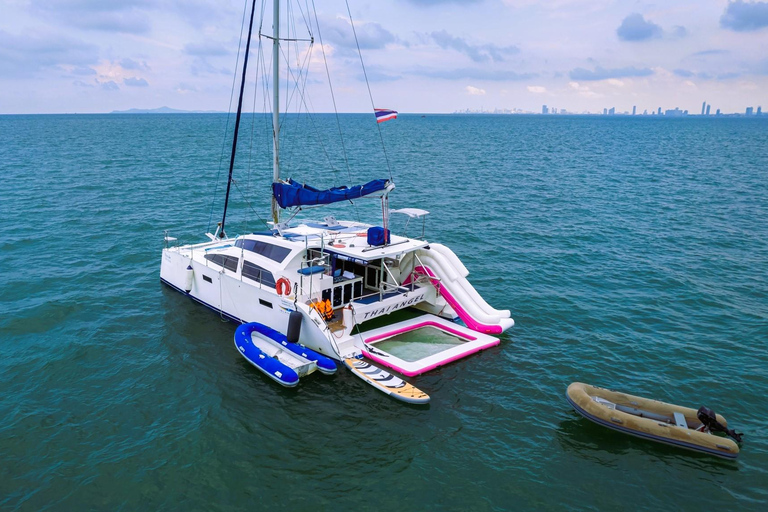 Pattaya: Private Half-Day Boat Trip to Koh Khram or Koh Ped