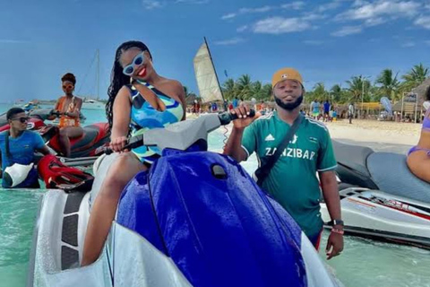 Sansibar: Kiwengwa Beach mit Jet-Ski-Abenteuer.Sansibar: Kiwengwa Beach mit einem Jet-Ski-Abenteuer.