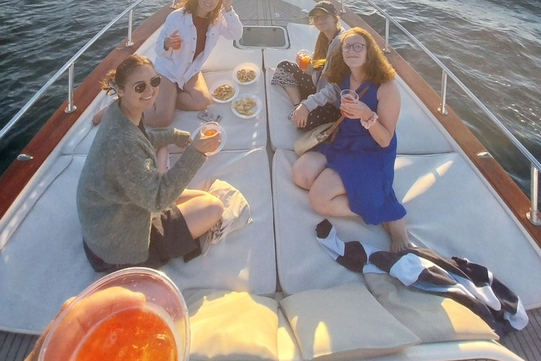 Procida : Excursion en bateau privé avec vue sur la mer et plongée en apnéeProcida Vue sur la mer