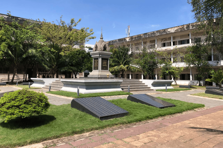 Phnom Penh: Tuol Sleng Genocide Museum & Killing Fields Tour