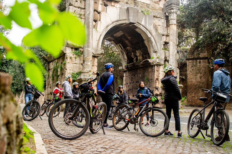 Roma: Tour in eBike della Via Appia Acquedotti, Catacombe e Cestino per il PranzoTour di 5 ore con visita alle catacombe e cestino per il pranzo