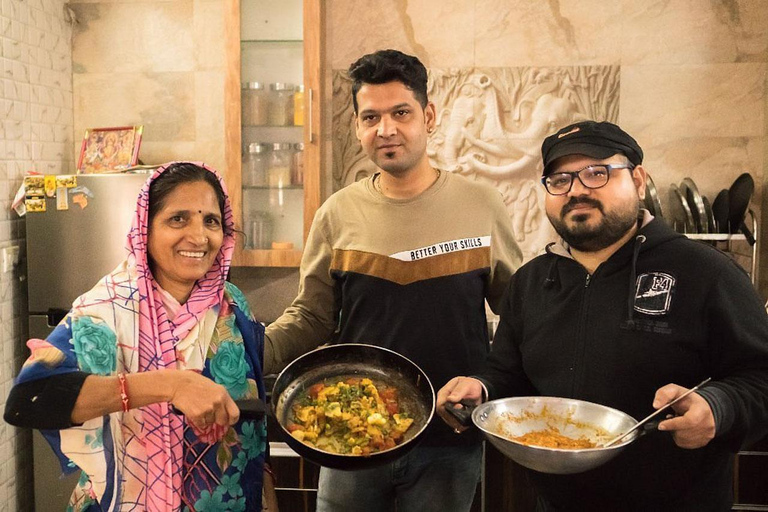 Udaipur: Autentisk indisk matlagningskurs med lunch eller middag