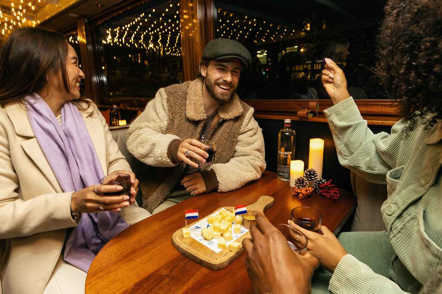 アムステルダム運河クルーズ：チーズとワイン飲み放題