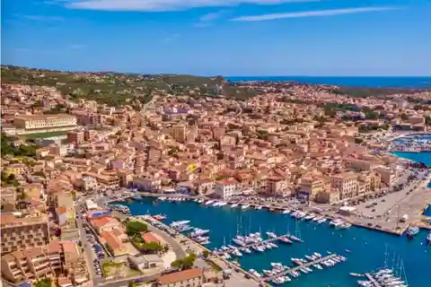 Palau und La Maddalena: Tour zwischen Archäologie und Geschichte