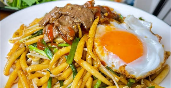 Siem Reap: Guided Street Food Tour with Karaoke Experience
