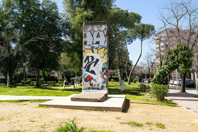 Tirana: Visita cultural con la Casa de las Hojas