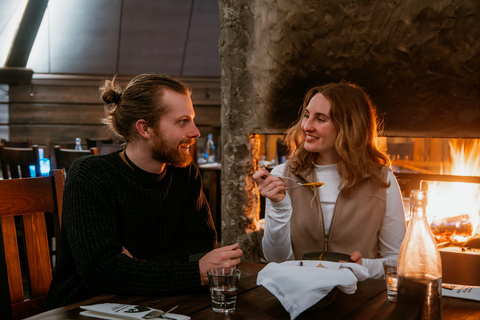 Rovaniemi: esperienza di sauna sulla neve con cena a KotaPunto d&#039;incontro allo Snowman World