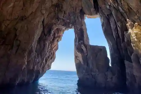 Himare: tour in barca alla Grotta dei Pirati: nuotiamo verso le grotte