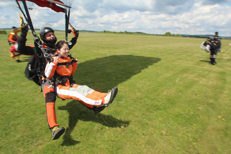 Prague: Tandem Skydiving 14,000 feet / free transfers