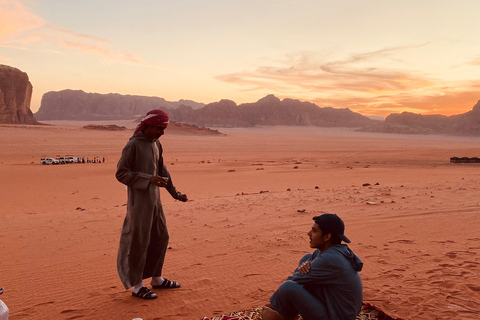 瓦迪拉姆日落吉普之旅：贝都因晚餐与星空观测瓦迪拉姆日落吉普之旅，含贝都因晚餐与星空观测