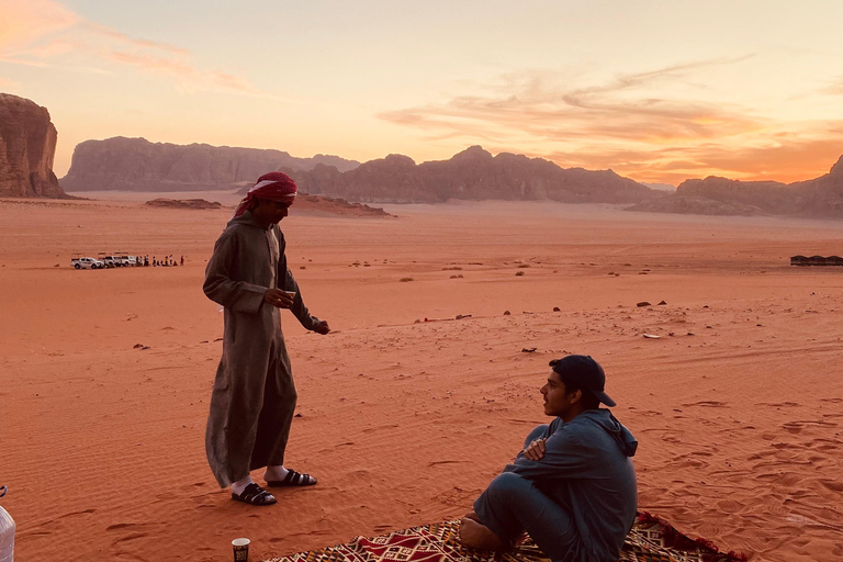瓦迪拉姆日落吉普之旅：贝都因晚餐与星空观测瓦迪拉姆日落吉普之旅，含贝都因晚餐与星空观测