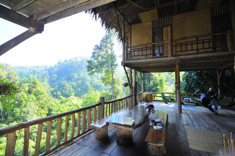 Chiang Mai : Visite de la cascade et des grottes de Sticky avec séjour dans une cabane dans les arbres