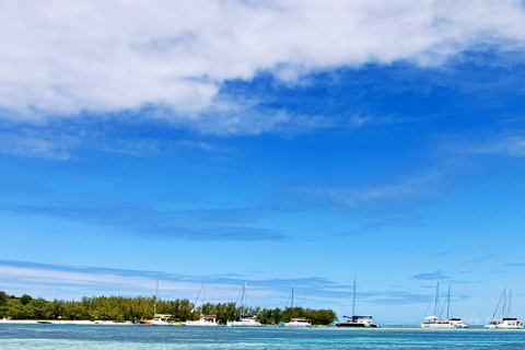 Mauritius: Flat Island Catamaran & Exclusive Beach BBQ