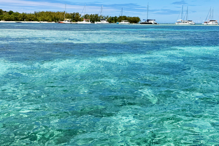 Mauritius: Flat Island Catamaran & Exclusive Beach BBQ