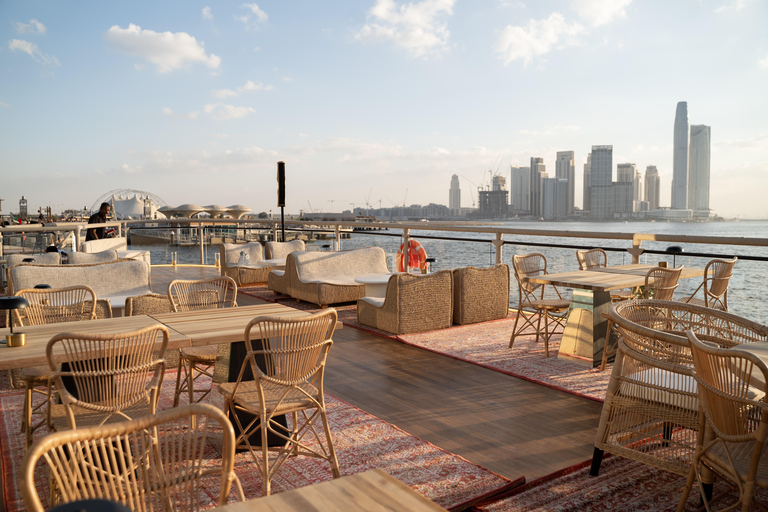 迪拜：日落与晚餐游轮之旅，乘“娜拉女士”号启航上层甲板