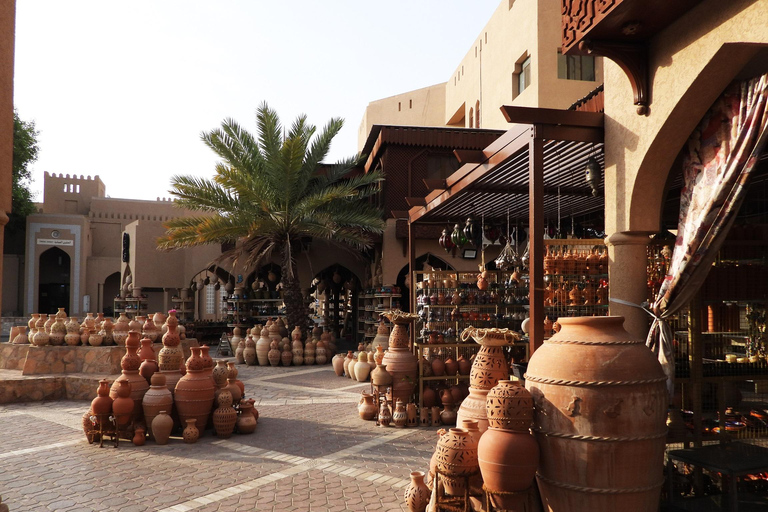 gita di un giorno intero al souq Birkat Almouz e Nizwa, al forte e Falaj Daris.(GIORNALIERO) gita di un giorno intero al souq di Nizwa e Castel, Falaj Daris