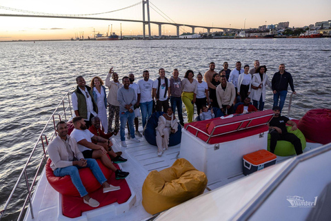 Cruzeiro ao pôr do sol na Baía de Maputo