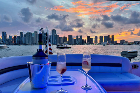 Miami: Private Yacht Charter with Drinks6-Hour Charter