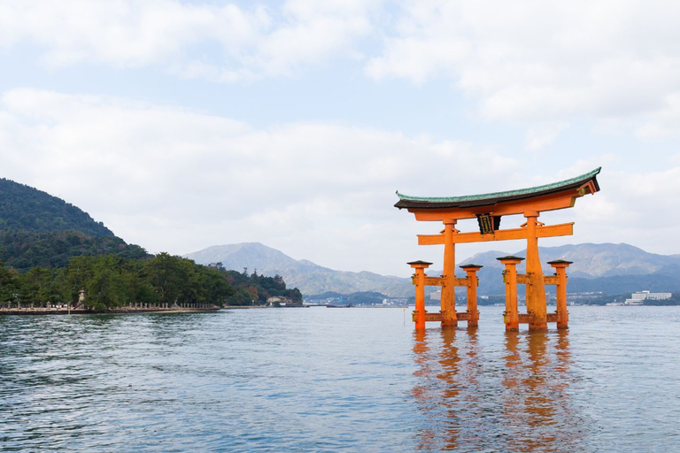 Hiroshima & Miyajima 1-Day Private Tour with Local Guide