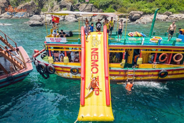 Nha Trang: Passeio de barco, mergulho com snorkel, festa de barco e almoço com churrascoNha Trang: Passeio pelas ilhas, mergulho com snorkel e festa flutuante