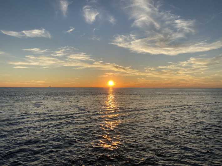 Cape May: Sunset Dolphin Watching Cruise with Food