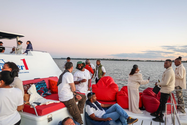 Cruzeiro ao pôr do sol na Baía de Maputo