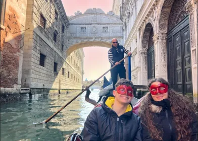 Venedig: Romantische Fahrt mit der Gondel bei Sonnenuntergang