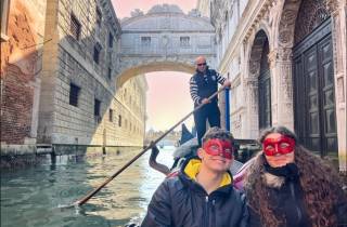Venedig: Romantische Fahrt mit der Gondel bei Sonnenuntergang
