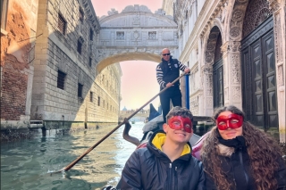 Venice: Romantic Sunset Shared Gondola Ride